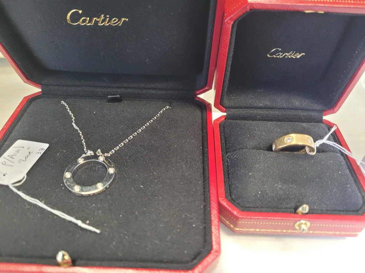 Bijoux Cartier en ecrins rouges pour evaluation de maison signee - Prague